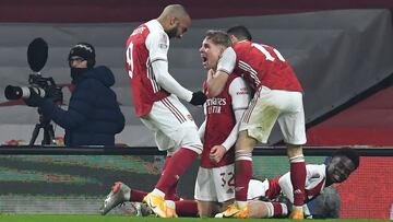 Emile Smith Rowe, felicitado por sus compañeros.
