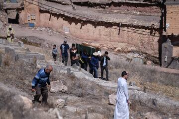 Vecinos y familiares trasladan a un fallecido en el terremoto al cementerio, a 10 de septiembre de 2023, en Moulay Brahim, provincia de Al Haouz (Marruecos).