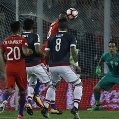 Arturo Vidal marcó su segundo autogol con la selección chilena