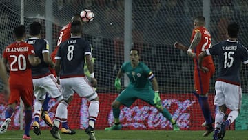 Arturo Vidal marcó su segundo autogol con la selección chilena