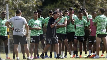 Juan Carlos Osorio en una charla intensa con sus jugadores 