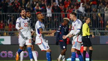 Futbol, Chile vs Republica Dominicana.
Partido amistoso 2023.
El jugador de Chile, Bruno Barticciotto, derecha, celebra con sus companeros su gol contra Republica Dominicana durante el partido amistoso realizado en el estadio Sausalito de Vina del Mar, Chile.
16/06/2023
Raul Zamora/Photosport
Football, Chile vs Republica Dominicana.
Friendly match 2023.
Chile’s player Bruno Barticciotto, right, celebrates with teammates after scoring against Republica Dominicana during the friendly match held at the Sausalito stadium in Vina del Mar, Chile.
16/06/2023
Raul Zamora/Photosport
