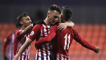 Borja Garc&eacute;s felicita a Pinchi por su gol en el Atl&eacute;tico B-Adarve (2-0).