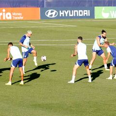 Vuelta al trabajo, con Reguilón en el gimnasio