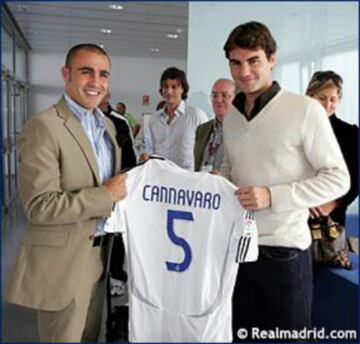 Otro tenista que se suma a esta pasión es el suizo Roger Federer, quien en esta foto posa junto al gran Fabio Cannavaro