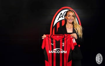 Asllani, presentada con el Milan.