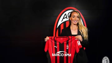 Asllani, presentada con el Milan.