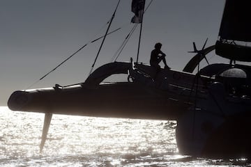 El trimarán "Team Actual" del capitán francés Yves Le Blevec toma el inicio de la carrera transatlántica "The Bridge 2017" en el puerto de la ciudad francesa de Saint-Nazaire. "The Bridge 2017" es una carrera de 3,152 millas (5,837 km) entre el crucero británico RMS Queen Mary 2 y cuatro trimaranes, desde Saint-Nazaire hasta la ciudad de Nueva York. 