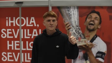 Valentín Barco, a su llegada al aeropuerto de Sevilla.