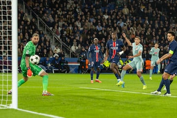 1-1. Latigazo con la derecha de Guliano Simeone que desvía Gianluigi Donnarumma, el balón le llega a Nahuel Molina que 
empalma con la derecha para superar al portero italiano.