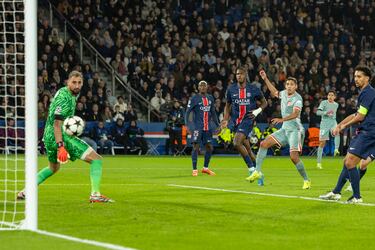 1-1. Latigazo con la derecha de Guliano Simeone que desvía Gianluigi Donnarumma, el balón le llega a Nahuel Molina que 
empalma con la derecha para superar al portero italiano.