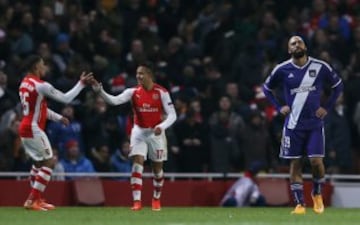 Alex Oxlade-Chamberlain celebra con Alexis Sánchez.