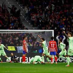 El Barça emerge, el Atleti sangra