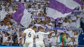 Seguidores del Real Madrid en la grada del Santiago Bernabéu en un partido de Liga.