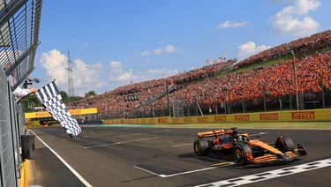 El piloto australiano de McLaren, Oscar Piastri, fue el primero en ver la bandera a cuadros en hungría, consiguiendo así su primer triunfo en la Fórmula 1.