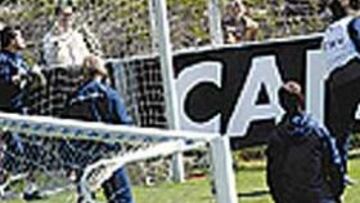 <b>LA IMPORTANCIA DEL SAQUE DE BANDA</B>. Manzano lo ensayó muchas veces: saque largo, De los Santos peina hacia atrás y un delantero remata en el segundo palo.