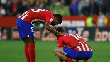 Reinildo consuela a Marcos Llorente en el encuentro ante el Sevilla.