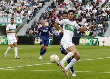 Pastore intenta controlar un balón ante la presión de Militao.