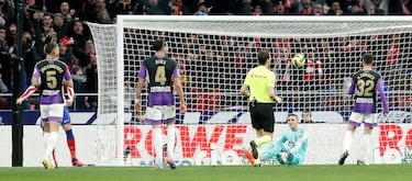 El portero del Real Valladolid, Masip, no pudo hacer nada en el 1-0 de Morata. 