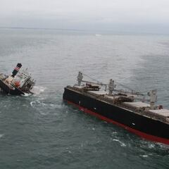 Un buque encalla en Japón y se parte en dos