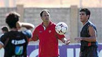 <B>AMBICIOSO</b>. Joaquín Caparrós sigue creciendo a la vez que el Sevilla deja atrás su etapa más negra de los últimos años.