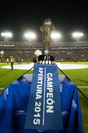 El trofeo que se llevará el campeón del Apertura 2015.

