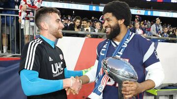 El running back Sony Michel y el ala defensiva Deatrich Wyse llevaron el trofeo de campe&oacute;n de Patriots al juego del New England Revolution.