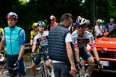 El ciclista esloveno Primoz Roglic (der.), del equipo Red Bull-Bora-Hansgrohe, habla con el ex ciclista Vincenzo Nibali (centro) después de que la carrera se detuviera debido a varias caídas durante la sexta etapa.