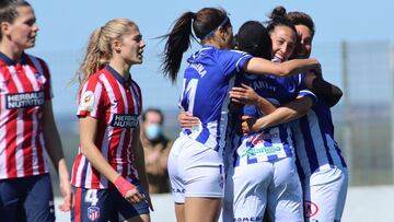 Jugadoras del Sporting de Huelva celebran un gol ante el Atlético.