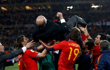 Los jugadores de España manteando a su seleccionador Vicente del Bosque tras conquistar el mundial.