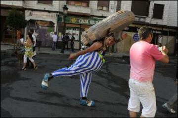 Tras el pregón sobre el puente de Arriondas a cargo de la campeona olímpica de Vela, Angela Pumariega, los últimos acordes del himno de Asturias dieron paso a la apertura de los cepos. La marea de palistas corrió con piragua en mano para inundar el río