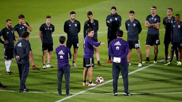 Gallardo, dirigiendo ayer el entrenamiento de River Plate­.