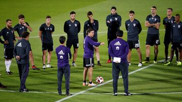 Gallardo, dirigiendo ayer el entrenamiento de River Plate&shy;.