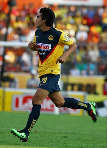 En 2011, el joven jugador de las Águilas llegó a un entrenamiento en estado inconveniente, lo que desató la furia de Carlos Reinoso, técnico del América en ese entonces, quien lo separó del plantel y el torneo siguiente hizo que abandonara la institución.