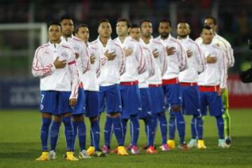 Alexis S&aacute;nchez lidera el himno de Chile.