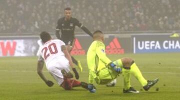 Los jugadores del Sevilla reclamaron penalti del portero portugués Anthony Lopes a Vitolo.