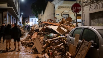 Varias personas caminan entre escombros, a 2 de noviembre de 2024, en Benetusser, Valencia, Comunidad Valenciana (España). Más de 200 voluntarios de Protección Civil de toda España están participando en las tareas de emergencia como consecuencia de la DANA que el pasado 29 de octubre afectó a la provincia de Valencia. La cifra de fallecidos por el temporal es más de 210, y desde ayer, 1 de noviembre, se ha restringido el acceso con vehículos privados a los municipios afectados.
02 NOVIEMBRE 2024;DANA;PROTECCIÓN CIVIL;VOLUNTARIOS;EJÉRCITO;RIADA;BARRO;BÚSQUEDA;;PIXELADA
Lorena Sopêna / Europa Press
02/11/2024