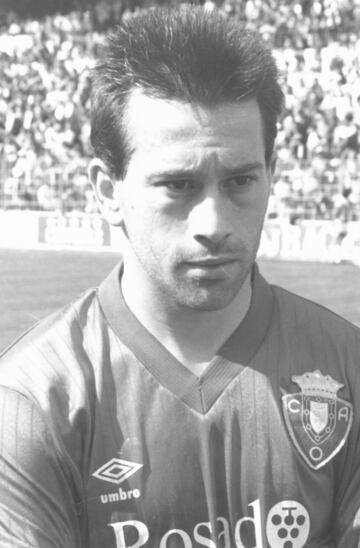 Milit¨® en el Osasuna dos temporadas desde 1987 hasta 1989. Jug¨® tres temporadas en el Atleti desde 1989 hasta 1991 y la temporada 1993-94.