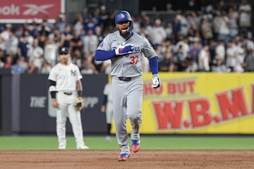 Teoscar Hernández (37) celebrates while running the bases after his grand slam home run during the eighth inning against the New York Yankees.