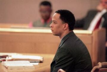 Rae Carruth: El ex receptor de Carolina Panthers fue declarado culpable de pagar a un amigo para asesinar a un hombre que había estado saliendo con una mujer a la que Carruth había dejado embarazada. La mujer, Cherica Adams, recibió cuatro disparos y murió en el hospital; su hijo sobrevivió, pero sufrió un daño cerebral permanente.