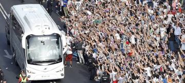 Real Madrid fans greet their team ahead of the Bayern Munich game