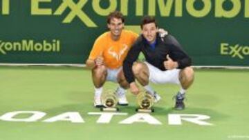 Rafa Nadal y Juan Mónaco, en Qatar.