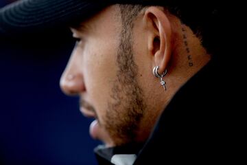 Lewis Hamilton durante la rueda de prensa previo al Gran Premio de Fórmula. Detalle de su tatuaje "blessed"