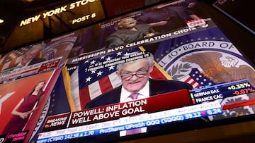 FILE PHOTO: Federal Reserve Board Chairman Jerome Powell appears on a screen on the trading floor of the New York Stock Exchange (NYSE) during a news conference following a Fed rate announcement, in New York City, U.S., February 1, 2023. REUTERS/Andrew Kelly/File Photo