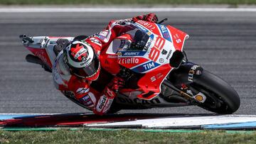 Brno (Czech Republic), 05/08/2017.- Spanish Moto GP rider Jorge Lorenzo of the Ducati Team in action during the qualification of the Motorcycling Grand Prix of the Czech Republic at Masaryk circuit in Brno, Czech Republic, 05 August 2017. The Czech MotoGP race will take place on 06 August 2017. (Rep&Atilde;&ordm;blica Checa, Ciclismo, Motociclismo) EFE/EPA/MARTIN DIVISEK