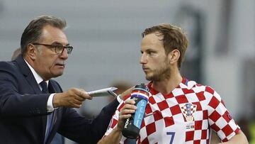 Football Soccer - Croatia v Portugal - EURO 2016 - Round of 16 - Stade Bollaert-Delelis, Lens, France - 25/6/16
Croatia head coach Ante Cacic speaks with Ivan Rakitic
REUTERS/Lee Smith
Livepic