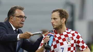 Football Soccer - Croatia v Portugal - EURO 2016 - Round of 16 - Stade Bollaert-Delelis, Lens, France - 25/6/16
 Croatia head coach Ante Cacic speaks with Ivan Rakitic 
 REUTERS/Lee Smith
 Livepic