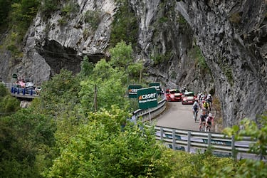 El pelotón durante un momento de la etapa entre Luanco y Lagos de Covadonga.