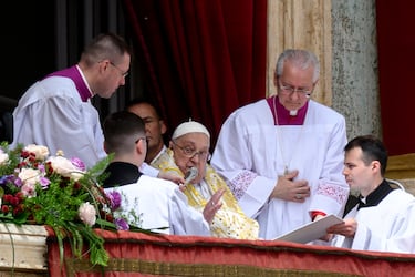 El Papa Francisco imparte su bendición Urbi et Orbi desde el balcón de la Basílica de San Pedro.