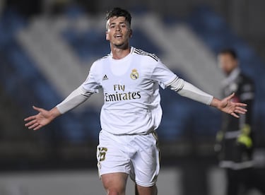 El capo del centro del campo castillista, en realidad, de todos en los que ha formado parte en Valdebebas. De la escuela cordobesa con la que ha teñido la Selección (fue campeón de Europa Sub-17 y Sub-19), es un líder genético. Se maneja en todas las circunstancias como un jabato y el Madrid sabe desde hace tiempo que es uno de sus canteranos más espiados. 